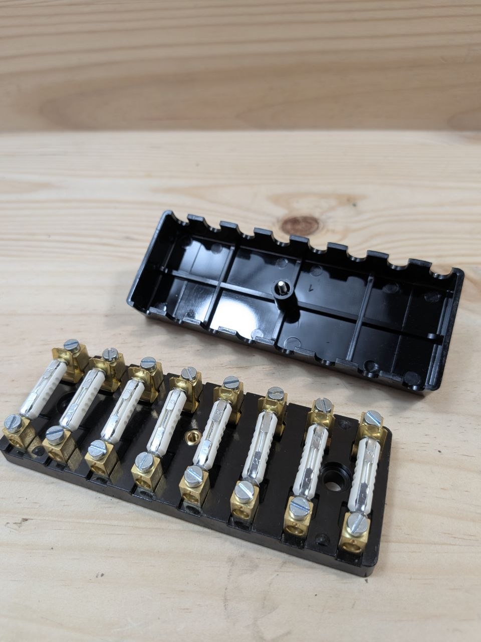 Caja Fusibles HELLA 8JD 002 290-201 8 Polos