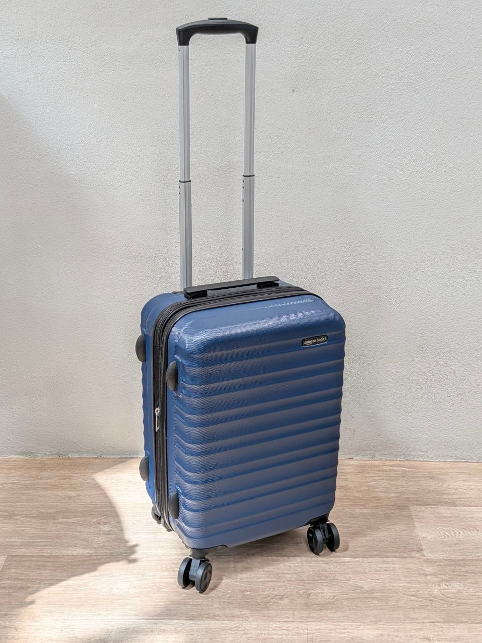 Amazon Basics Maleta rígida expandible 55 cm azul - foto 3